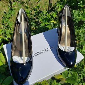 CALVIN KLEIN HEELS SIZE 6M OLIVE PATENT BLACK STYLE E0351 PRE-OWNED
